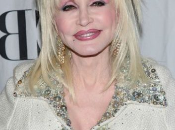 Dolly Parton Plastic Surgery: gracefully getting old or not?